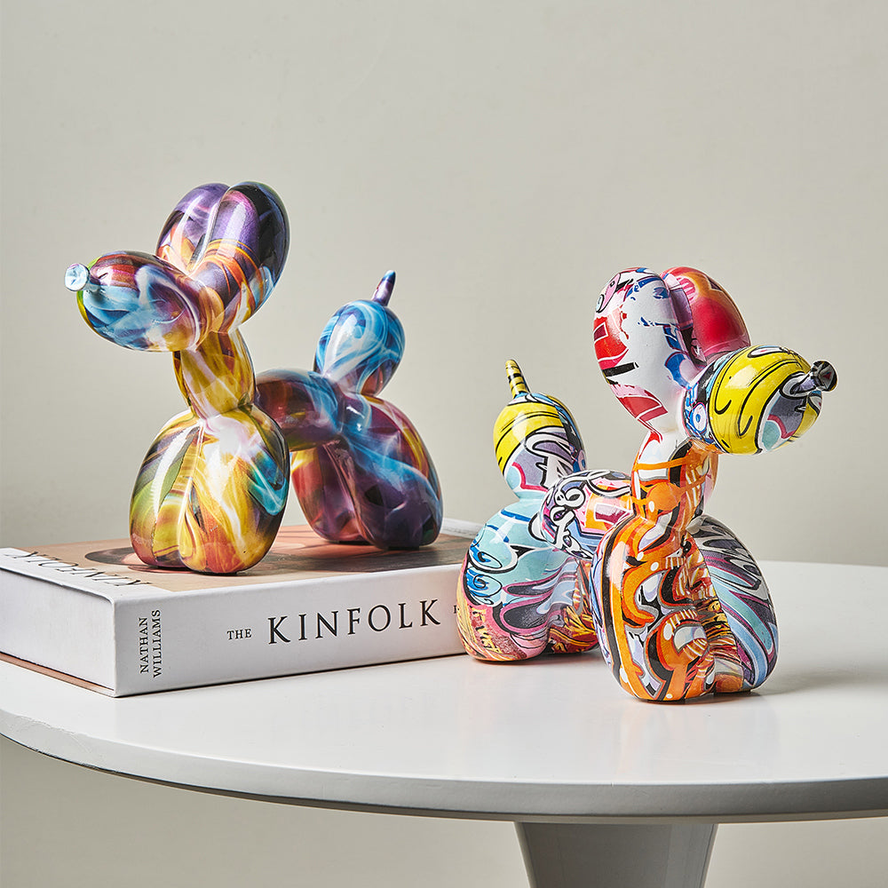 Figura escultórica abstracta multicolor con patrones decorativos en espiral