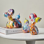 Figura escultórica abstracta multicolor con patrones decorativos en espiral