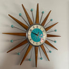 Dekorative analoge Wanduhr mit markantem Design für stilvolle Wohnräume