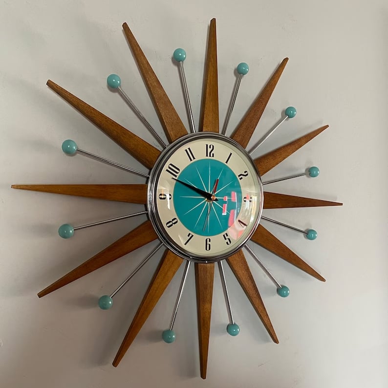 Dekorative analoge Wanduhr mit markantem Design für stilvolle Wohnräume