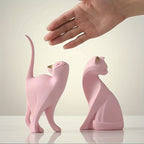 Figura decorativa minimalista de gato negro con la cola levantada