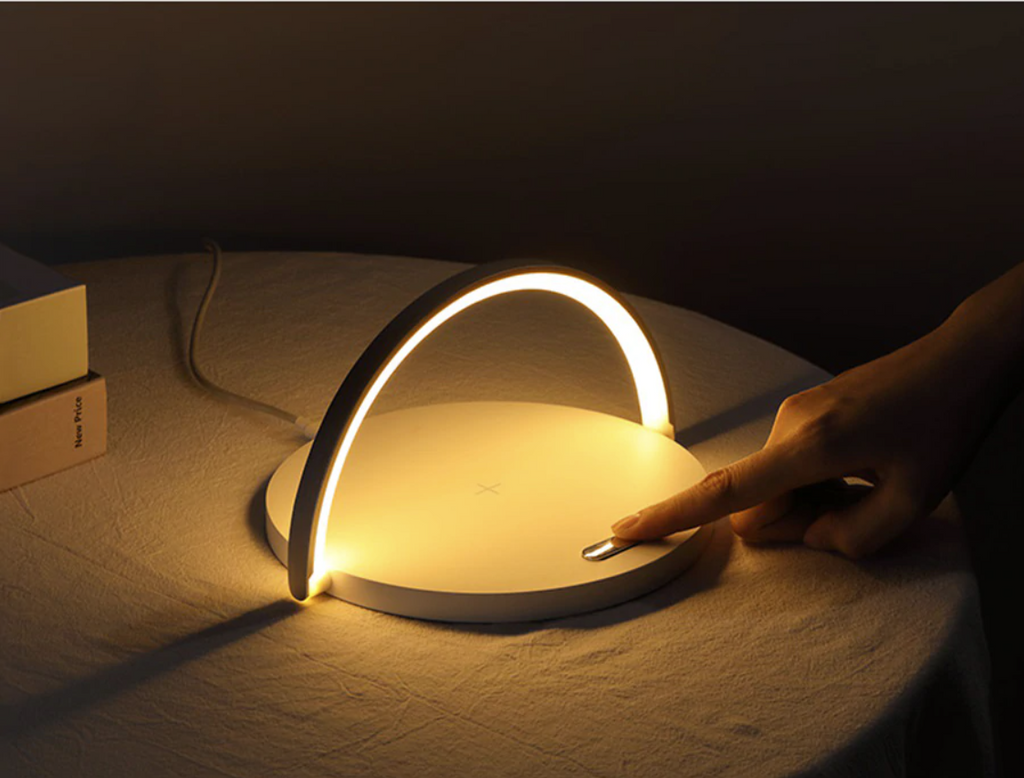 Caelia välvd LED-bordslampa med trådlös laddning