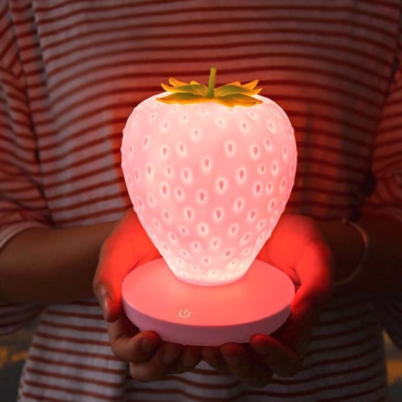 Luz nocturna LED con forma de fresa y suave brillo ambiental