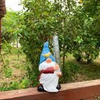 Statuetta da giardino a forma di gnomo con pluviometro