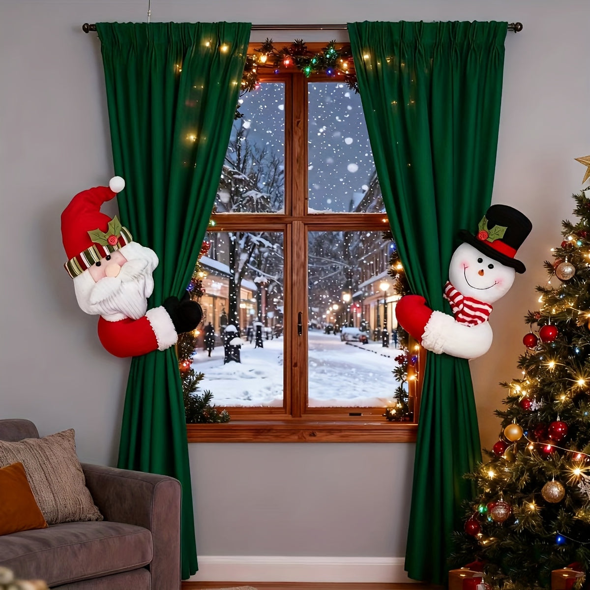 Gardinomtag med jultomte- och snögubbsfigurer