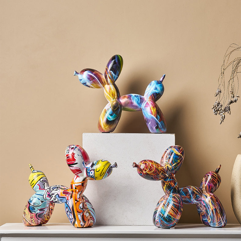 Figura escultórica abstracta multicolor con patrones decorativos en espiral