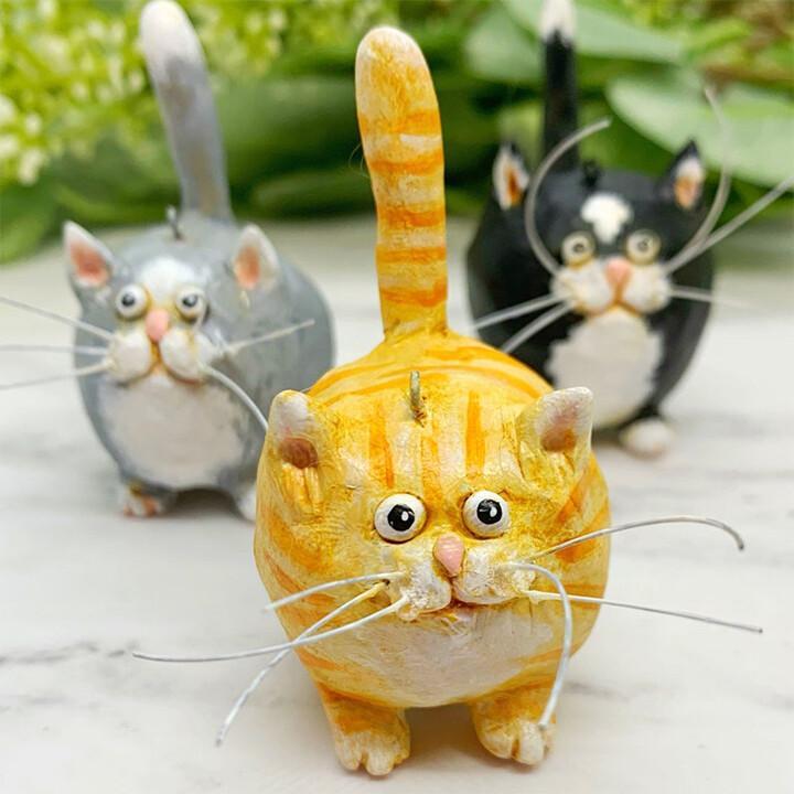 Figura de gato de estilo artesanal con detalles caprichosos para decorar el hogar
