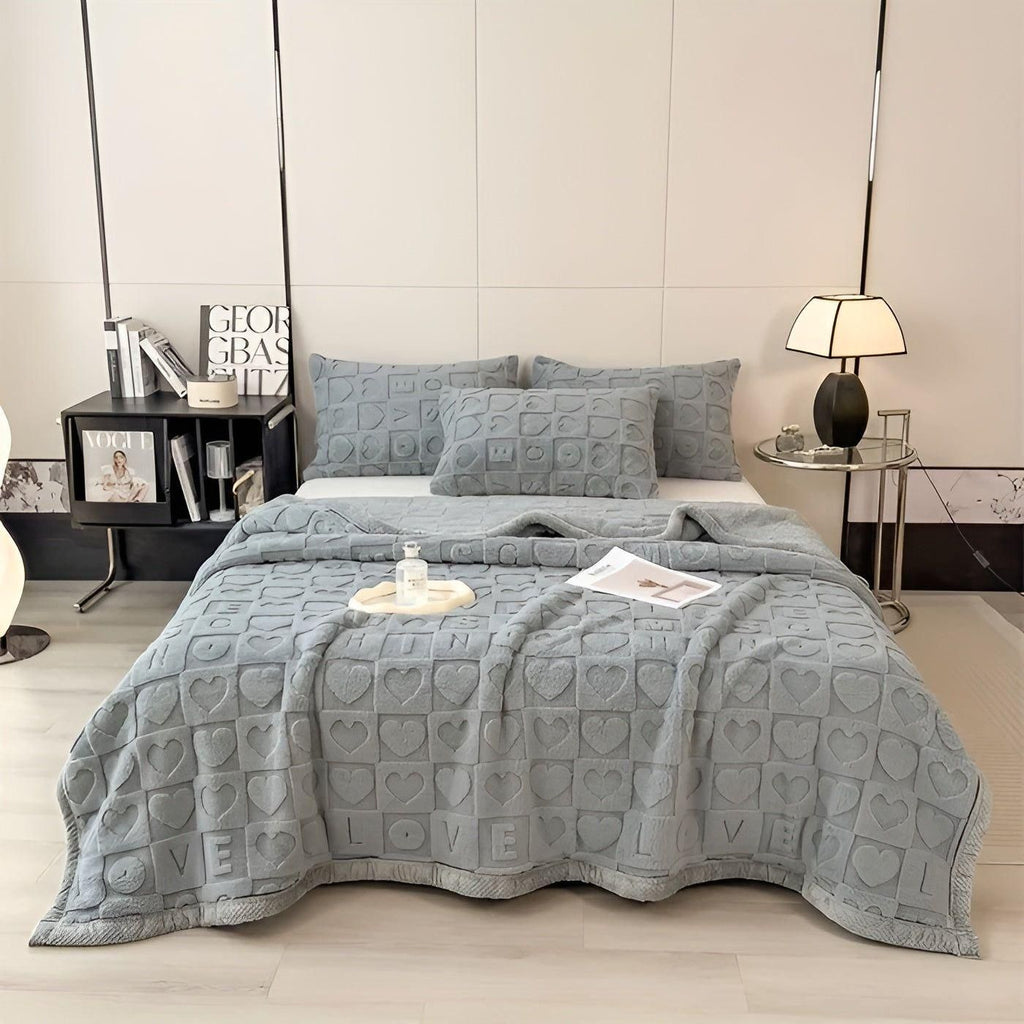 Plysset tæppe med præget hjertemønster
