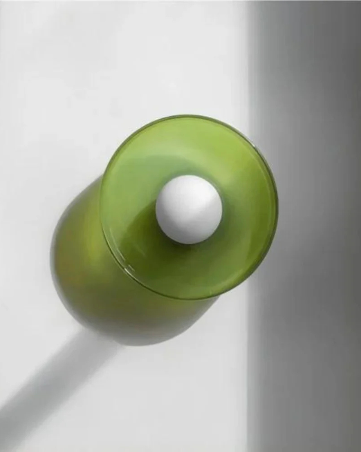 Skulpturale Wandleuchte aus Glas mit zentraler Kugelleuchte und kreisförmigem Schirm