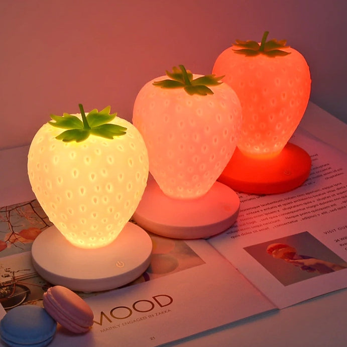 Luz nocturna LED con forma de fresa y suave brillo ambiental