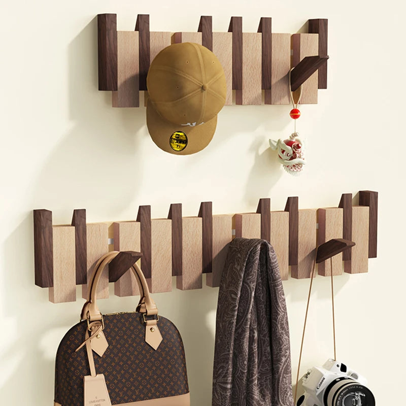 Porte-manteau mural minimaliste en bois avec crochets rabattables pour un rangement peu encombrant