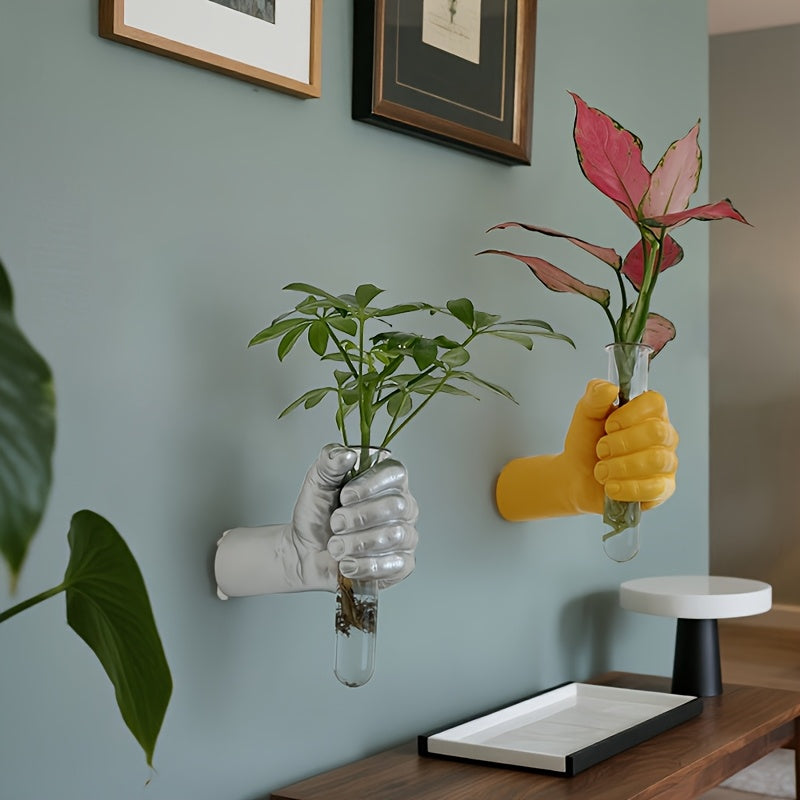 Jarrón de pared con forma de mano para flores