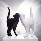 Figura decorativa minimalista de gato negro con la cola levantada