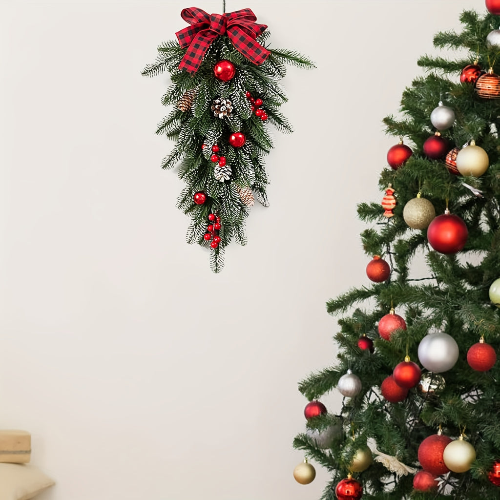 Hængende juledekoration med festlige pynteting