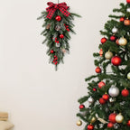 Hængende juledekoration med festlige pynteting