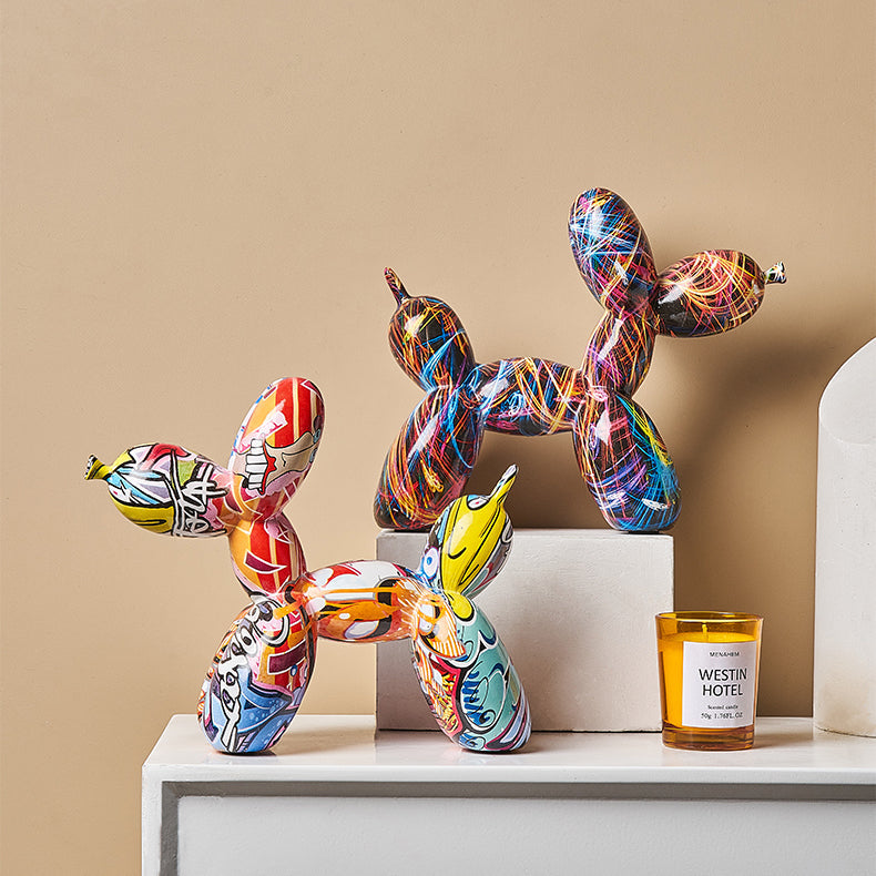 Figura escultórica abstracta multicolor con patrones decorativos en espiral