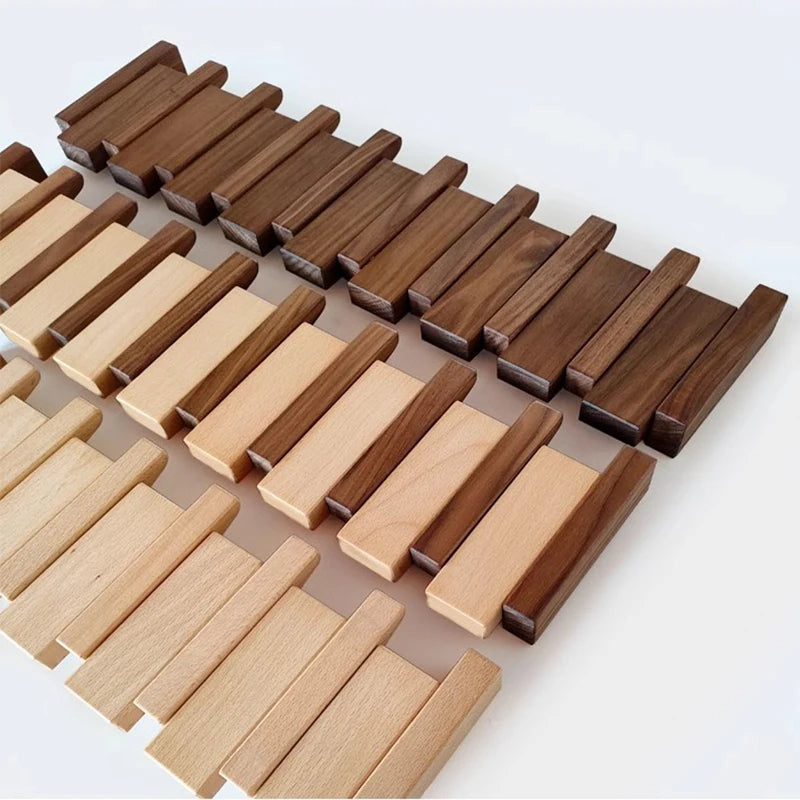Porte-manteau mural minimaliste en bois avec crochets rabattables pour un rangement peu encombrant