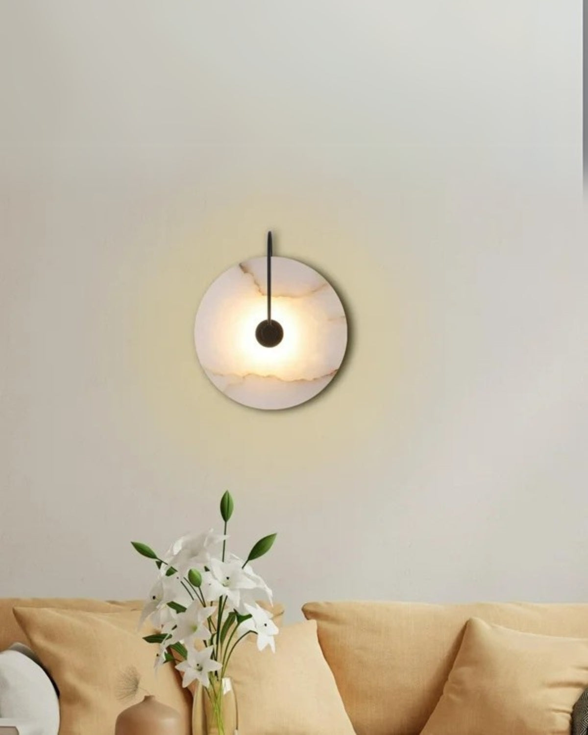 LED-Wandleuchte aus Alabaster mit kreisförmigem Steinschirm und warmem, indirektem Licht