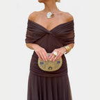 Vestido de noche elegante para mujer con hombros descubiertos, ajuste drapeado y falda fluida