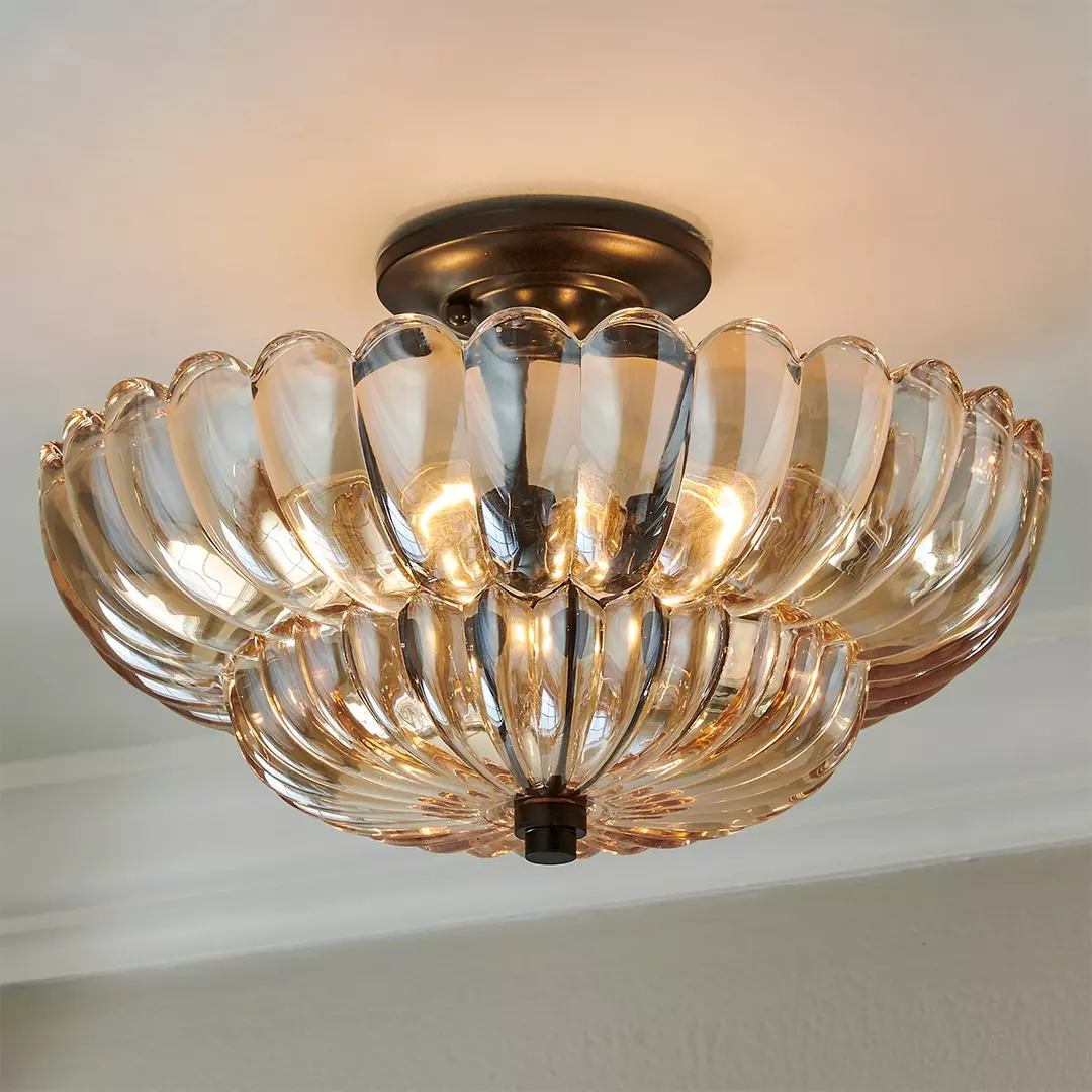 Halvplan loftlampe i glas med kronbladsdesign