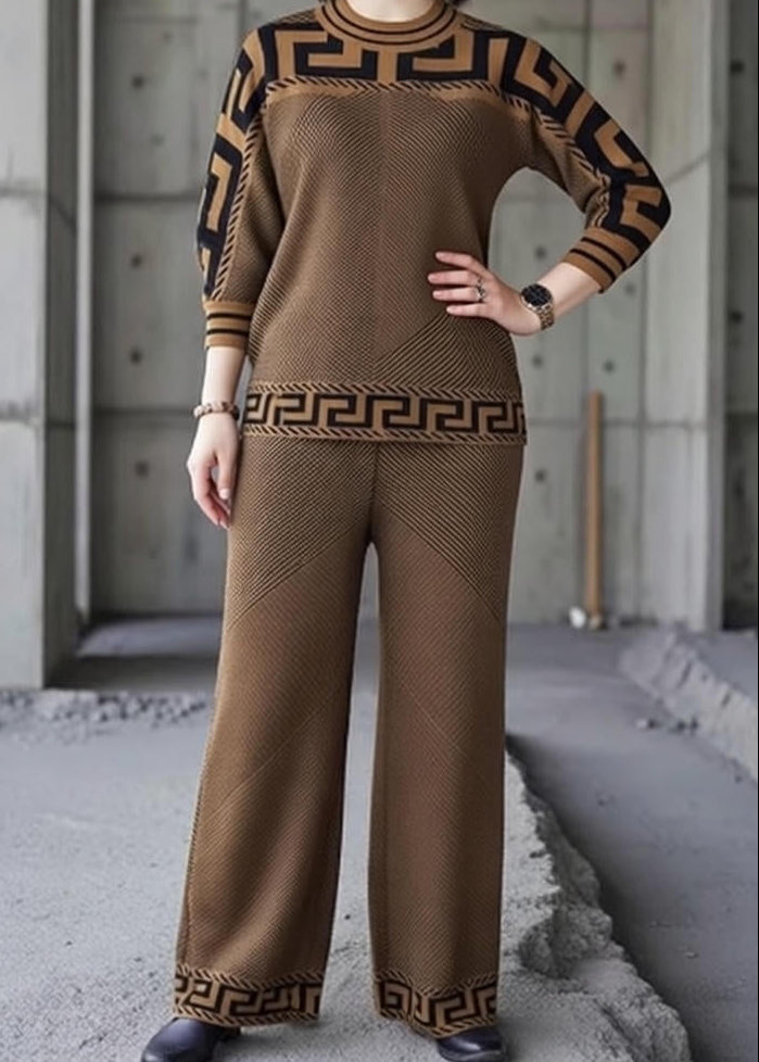 Completo da donna con top a stampa geometrica e pantaloni a gamba larga