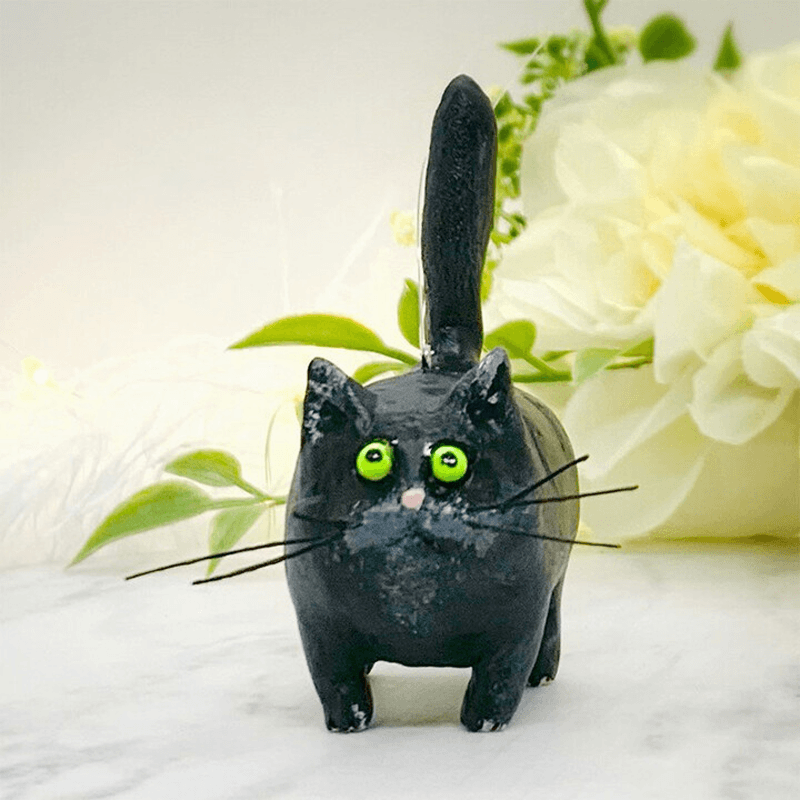 Figura de gato de estilo artesanal con detalles caprichosos para decorar el hogar