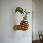 Jarrón de pared con forma de mano para flores