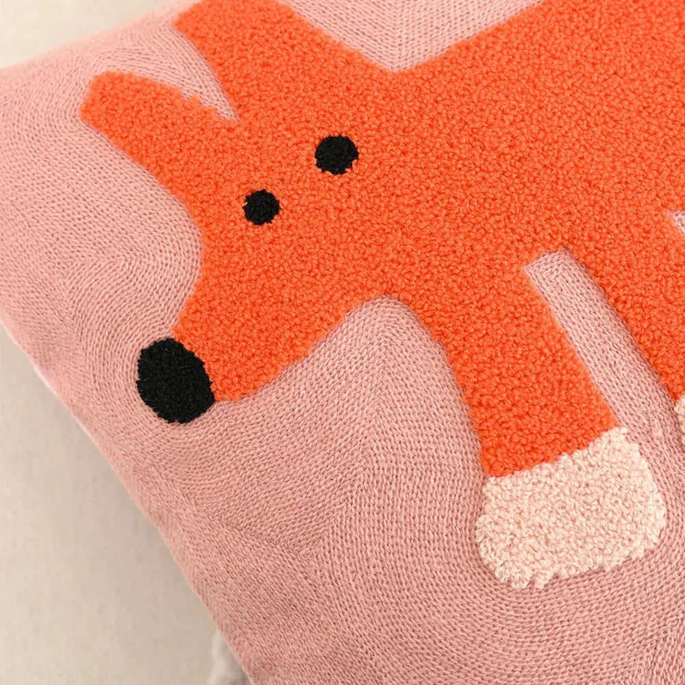 Nordiskt broderat kuddfodral med djurmotiv och strukturerad design