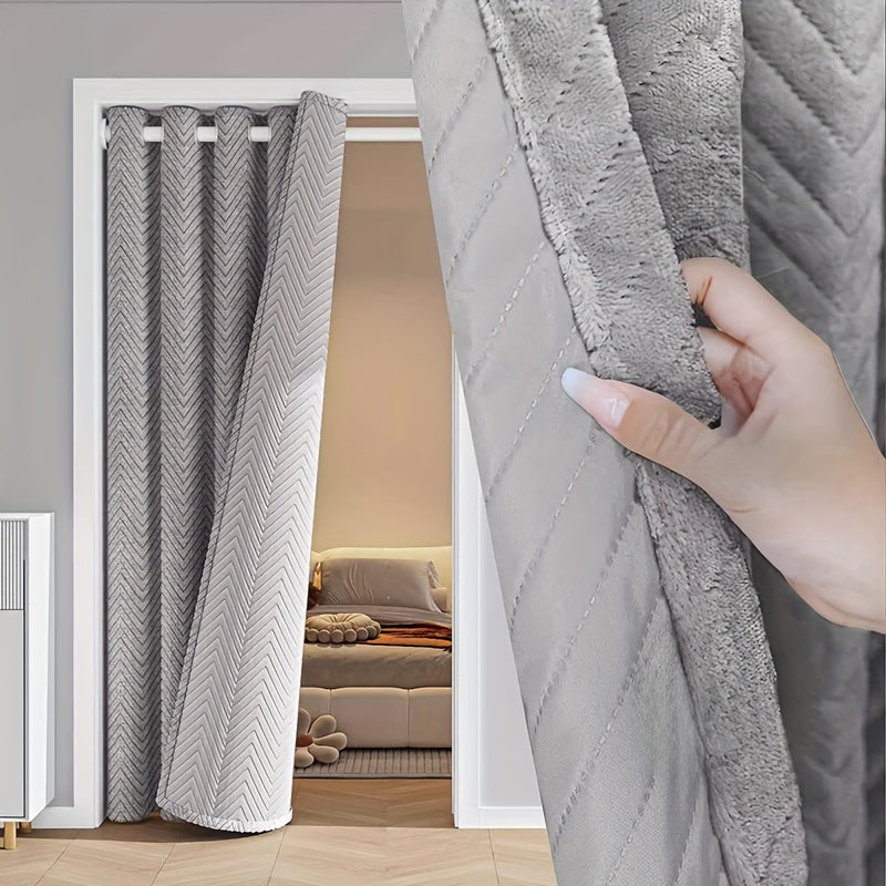 Kuscheliger Wärmeschutz-Türvorhang mit gestepptem Chevron-Muster und Fleece-Rückseite