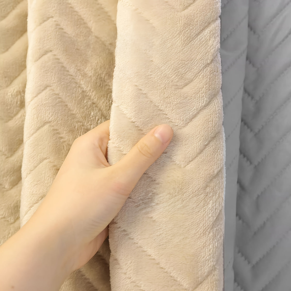 Kuscheliger Wärmeschutz-Türvorhang mit gestepptem Chevron-Muster und Fleece-Rückseite
