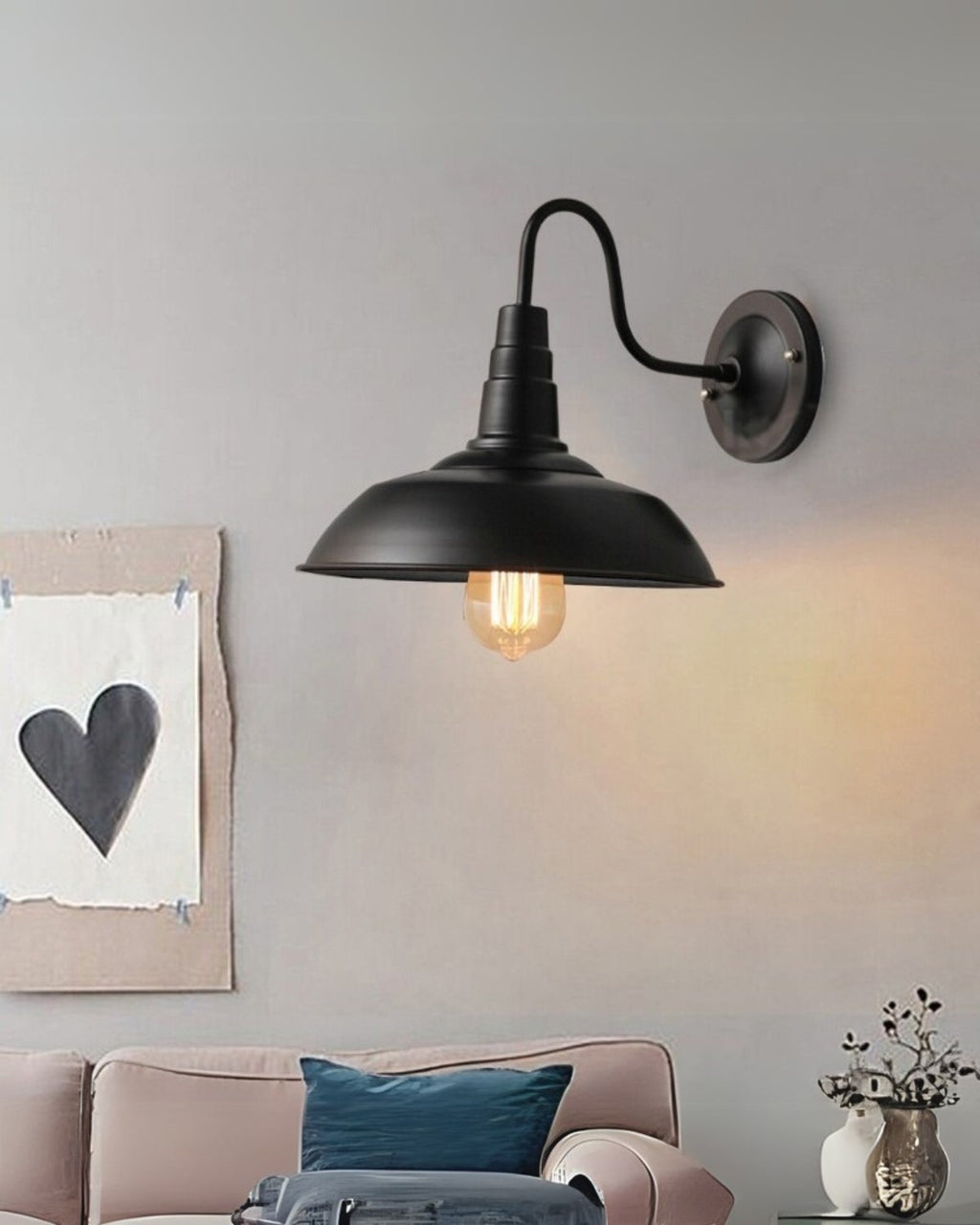 Applique murale vintage en métal avec bras incurvé et large abat-jour en forme de dôme