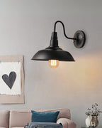 Applique murale vintage en métal avec bras incurvé et large abat-jour en forme de dôme