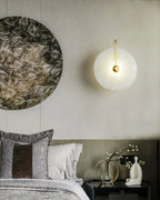 LED-Wandleuchte aus Alabaster mit kreisförmigem Steinschirm und warmem, indirektem Licht