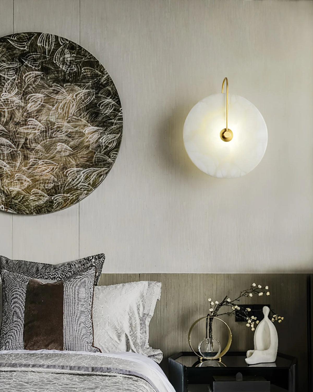 LED-Wandleuchte aus Alabaster mit kreisförmigem Steinschirm und warmem, indirektem Licht