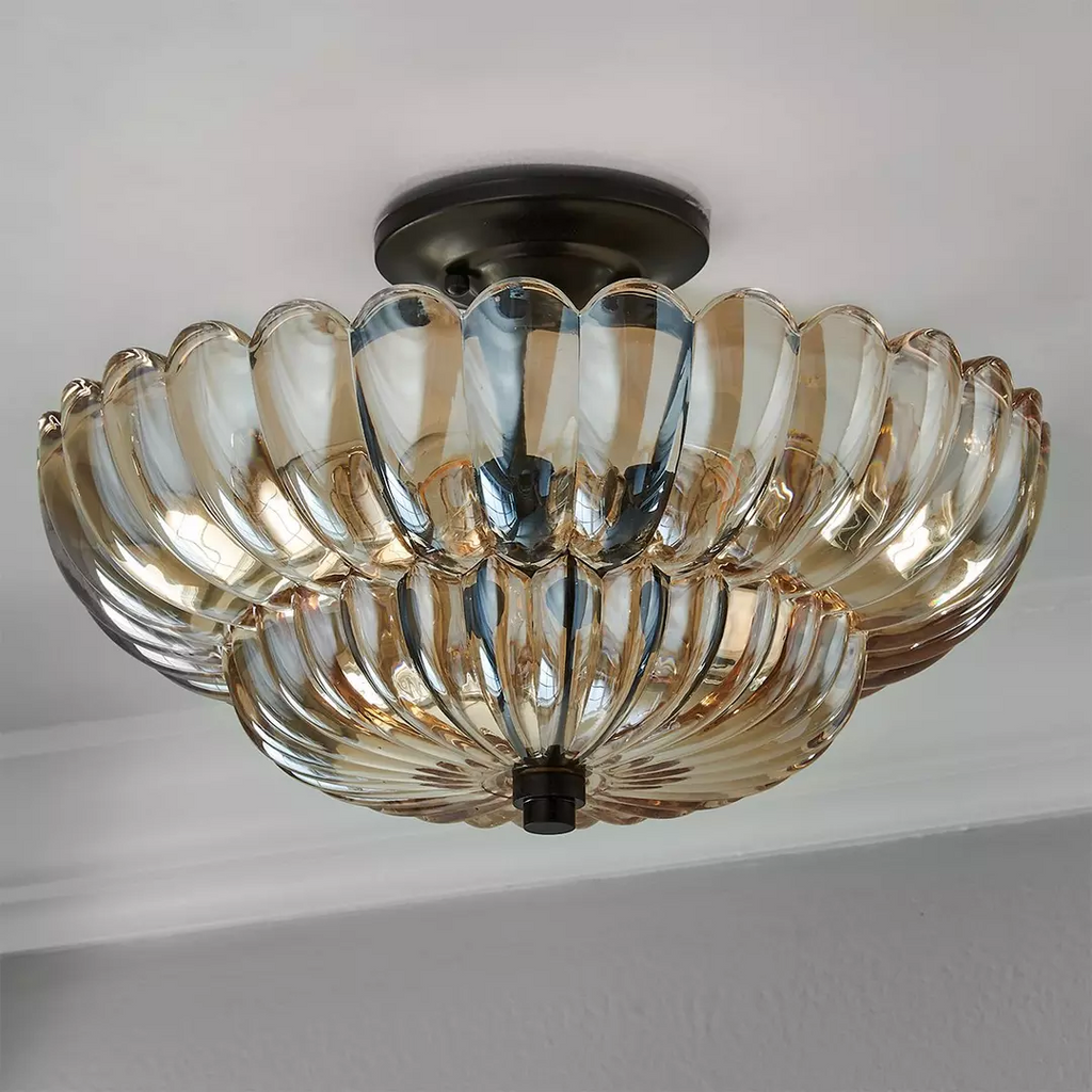 Halvplan loftlampe i glas med kronbladsdesign
