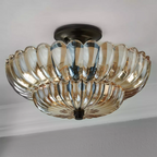 Halvplan loftlampe i glas med kronbladsdesign