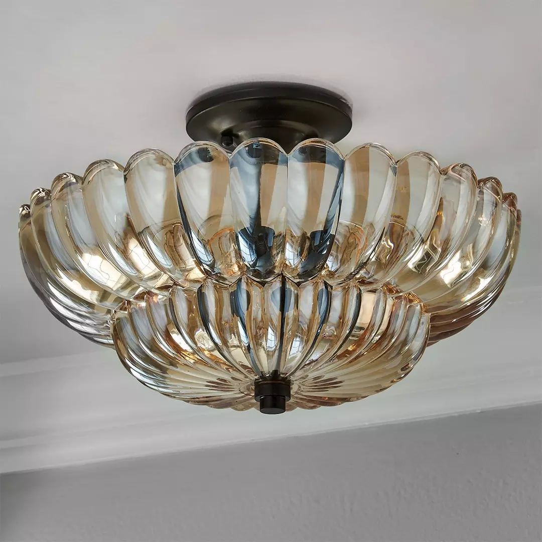 Halvplan loftlampe i glas med kronbladsdesign