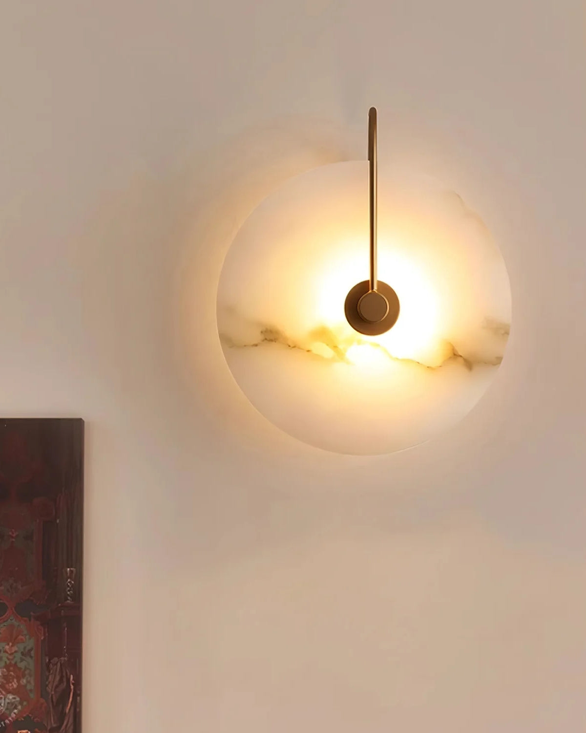 LED-Wandleuchte aus Alabaster mit kreisförmigem Steinschirm und warmem, indirektem Licht