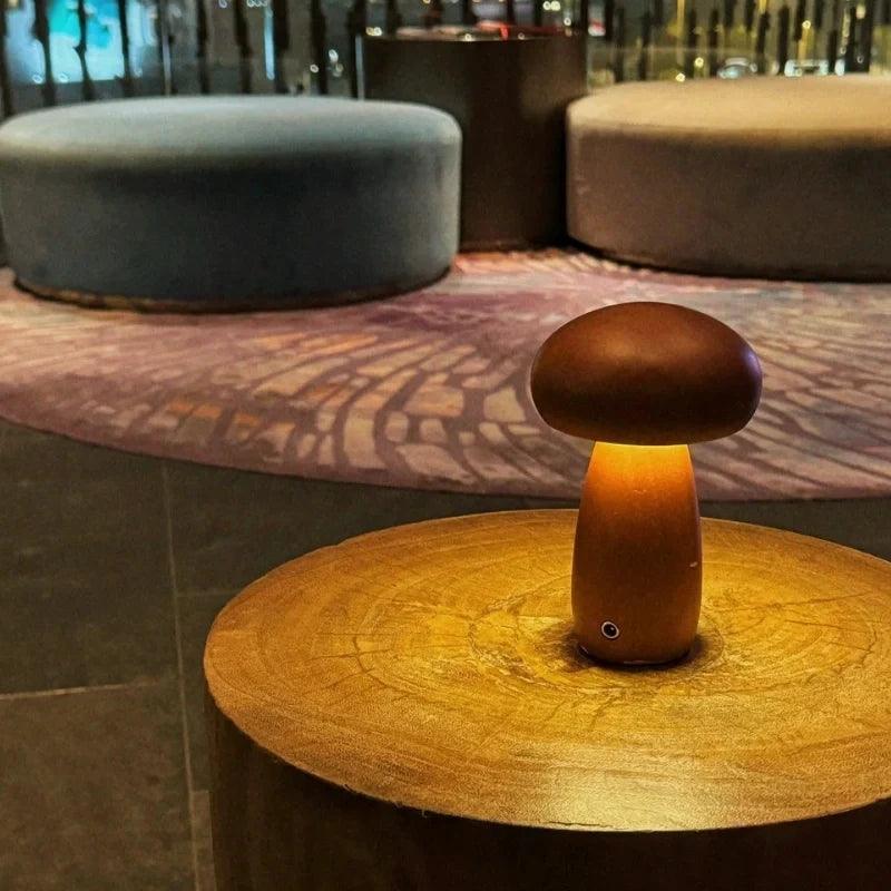 Wiederaufladbare dimmbare Pilz-Tischleuchte aus Massivholz