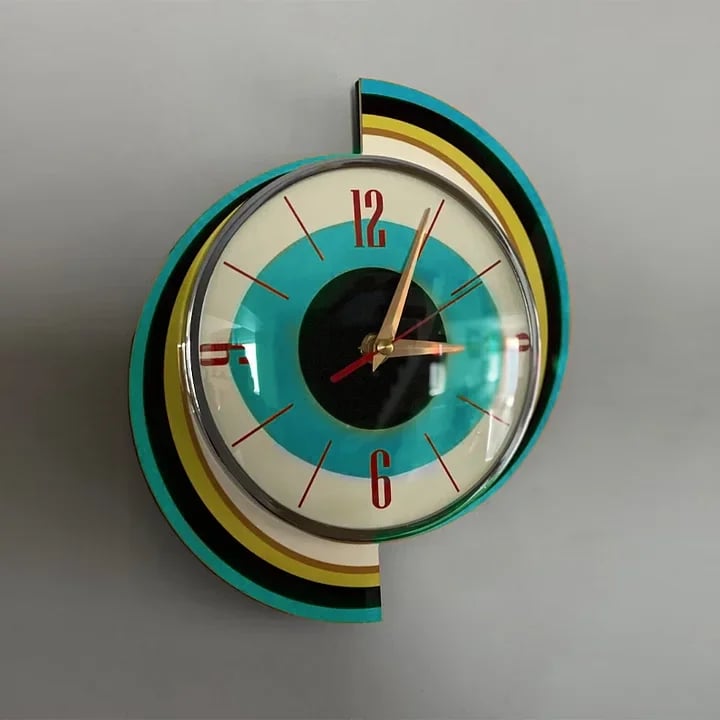 Dekorative analoge Wanduhr mit markantem Design für stilvolle Wohnräume