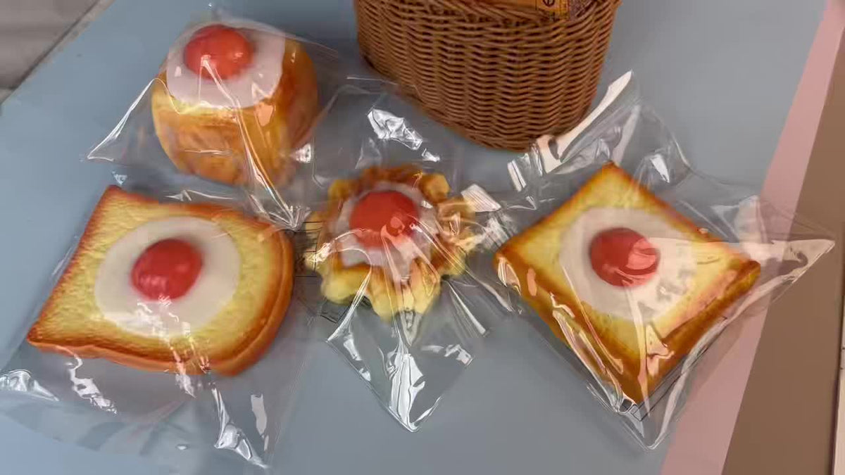 Jouet antistress à presser en forme de toast avec œuf au plat