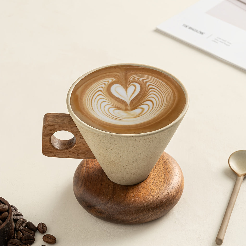 Kaffekop i stentøj i japansk stil med træhåndtag