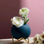 Macetas decorativas redondas con soportes metálicos geométricos