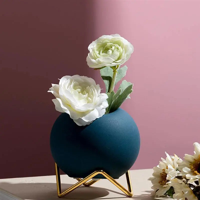 Macetas decorativas redondas con soportes metálicos geométricos