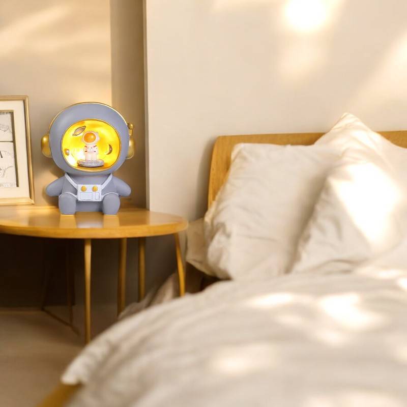 Sparegris med astronautmotiv og LED-natlys