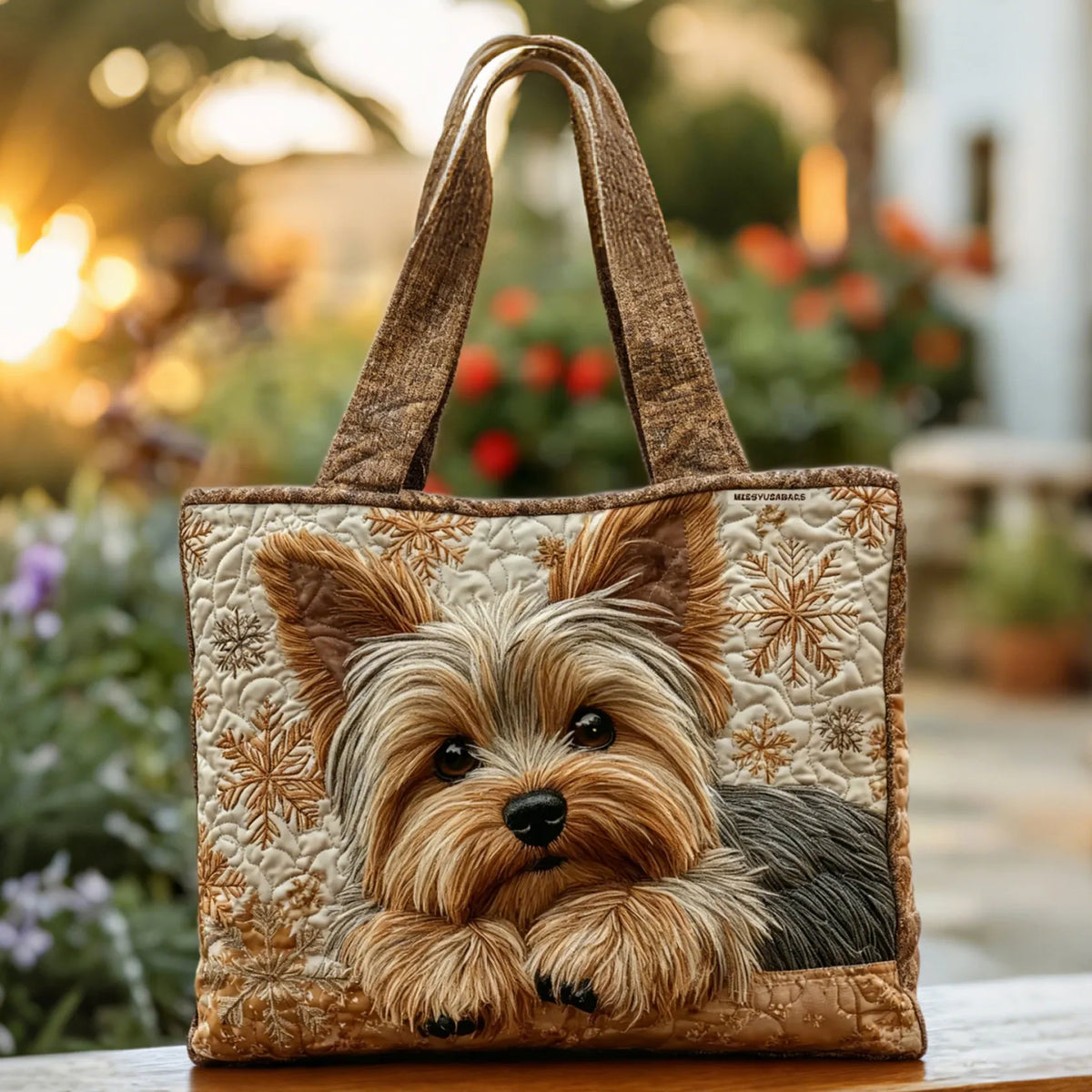 Vatteret dametote i quiltet design med Yorkshire-terrier