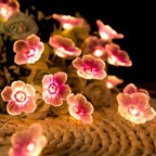 Dekorativ LED-lyskæde med lyserøde blomster