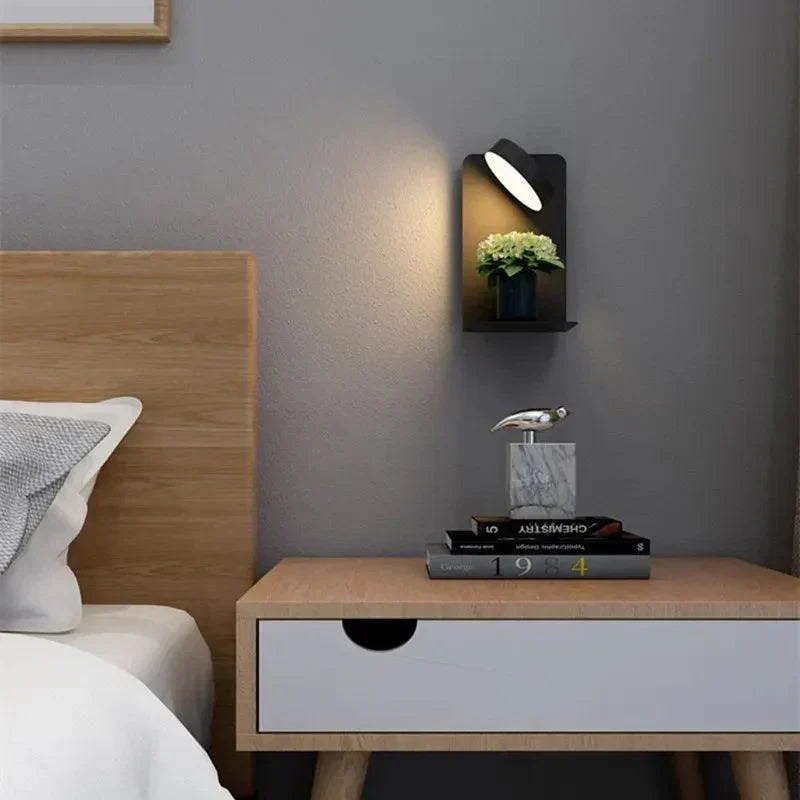 Wandmontierte LED-Nachttischlampe mit Ablage für das Smartphone