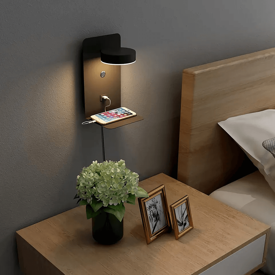Wandmontierte LED-Nachttischlampe mit Ablage für das Smartphone