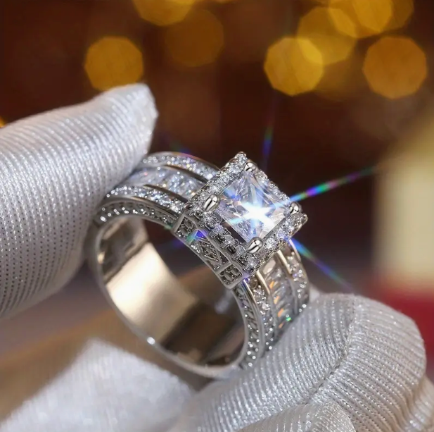 Anello da donna vistoso a più fasce con cristallo quadrato